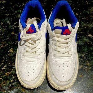 Nike tenis shoes size 6Y